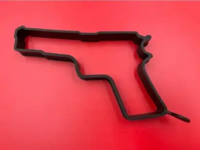 Silikonová forma Caliber Gourmet na volská oka, omelety či palačinky ve tvaru samonabíjecí pistole Colt 1911. Ideální pro přípravu neobvyklé a překvapující snídaně. Ukažte, kdo je ve vaší kuchyni šerifem!